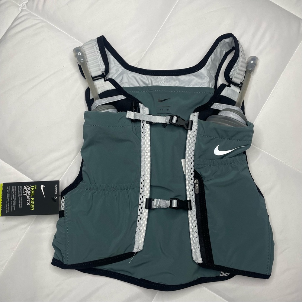 New Women Kiger Running Vest 4.0
Medium/Large
Hasta/Black/Pure Platinum/Silver